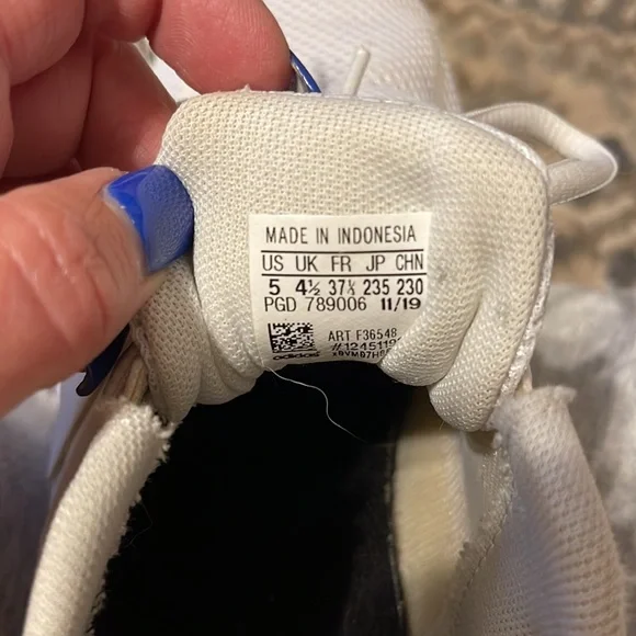 Adidas Size 5 white sneakers (womens 6 1/2) - Picture 2 of 2